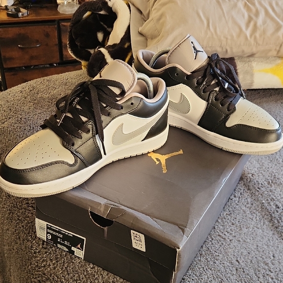 Jordan Men's Black and Gray Sneakers - Picture 4 of 12